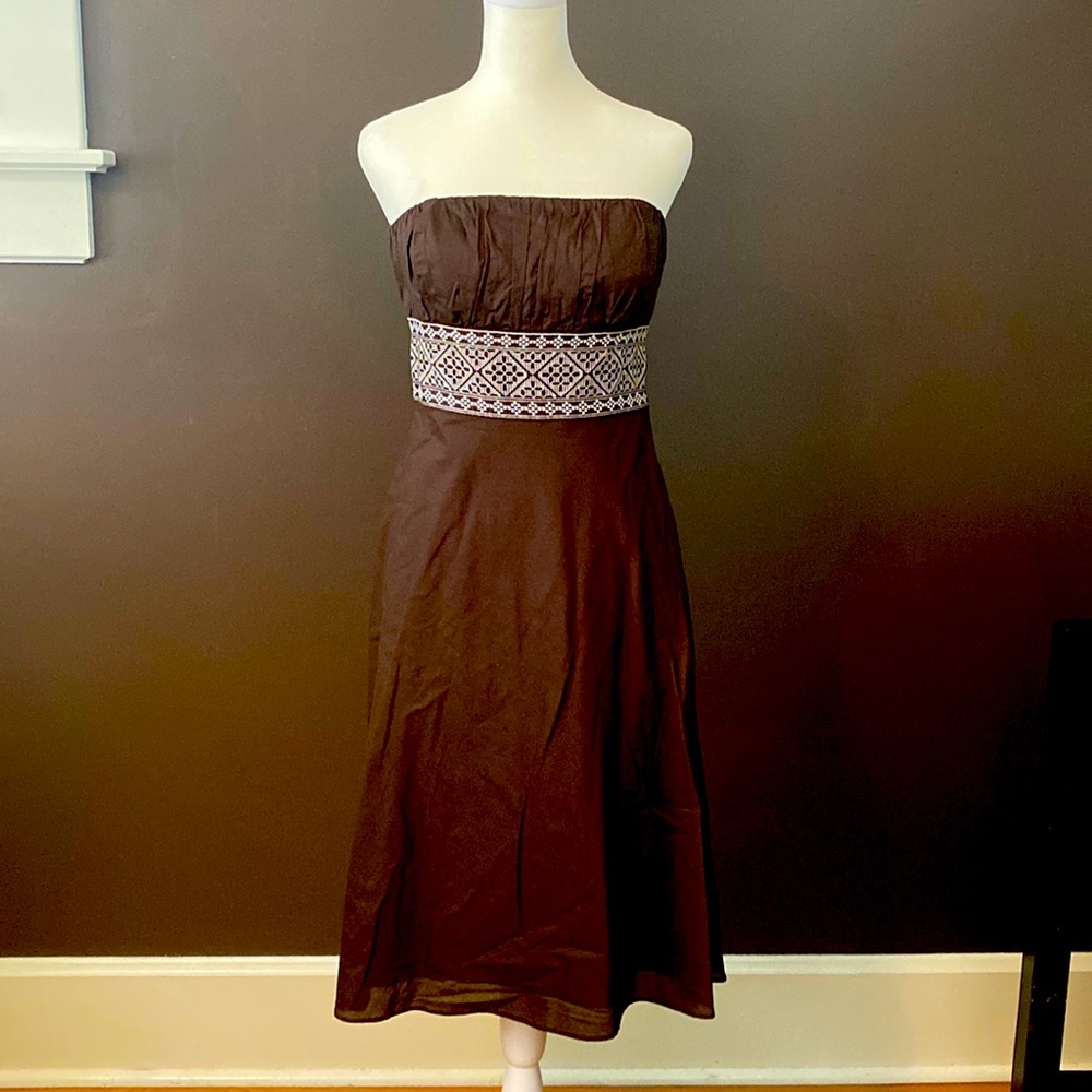 Brown strapless dress with pretty white details